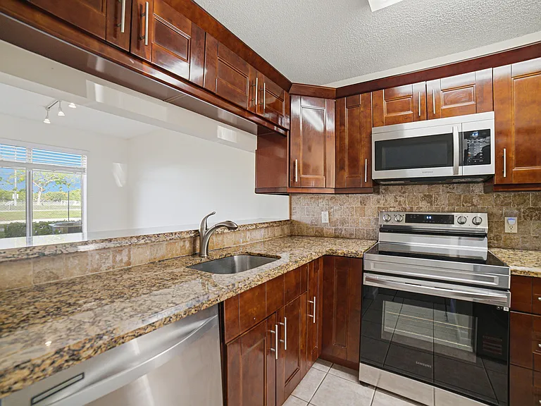 1041 Coral Club Dr #1041 — Photo 11