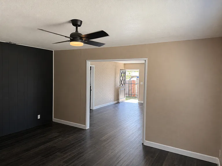 11203 Roswell Ave — Photo 3