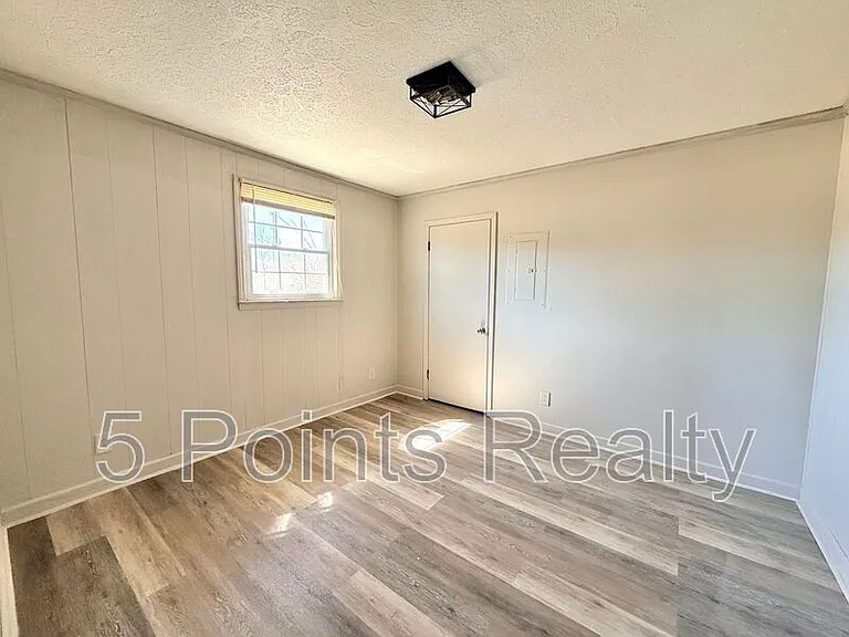 2121 Bracey Cir #B — Photo 8