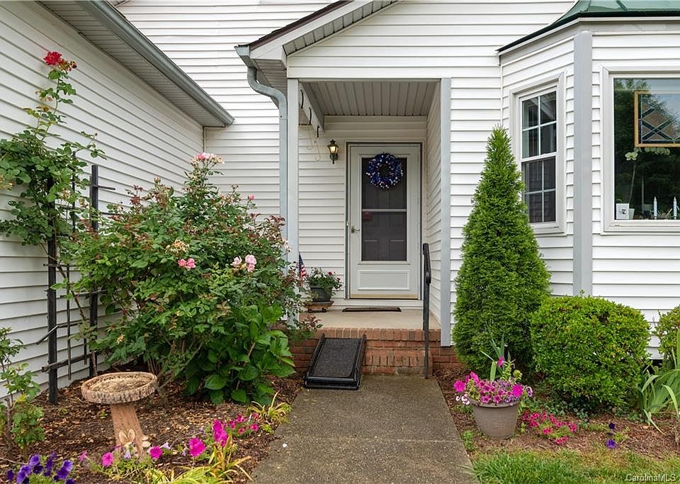 1st image of 223 Hampton Ct