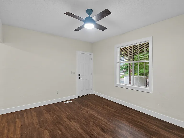 306 12th Ave NE #1 — Photo 4