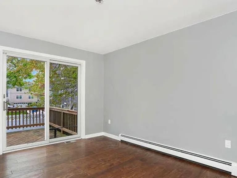 3 Hawthorne St S #A — Photo 4