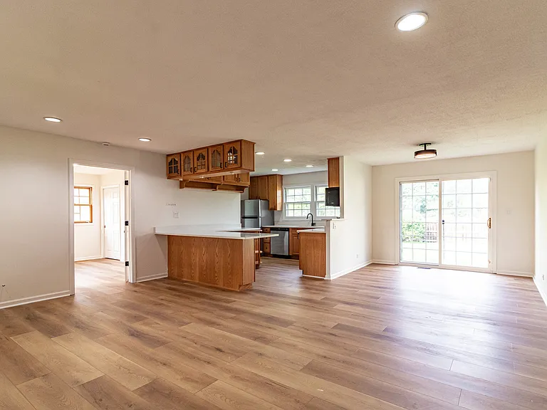 1075 Aspen Dr — Photo 2