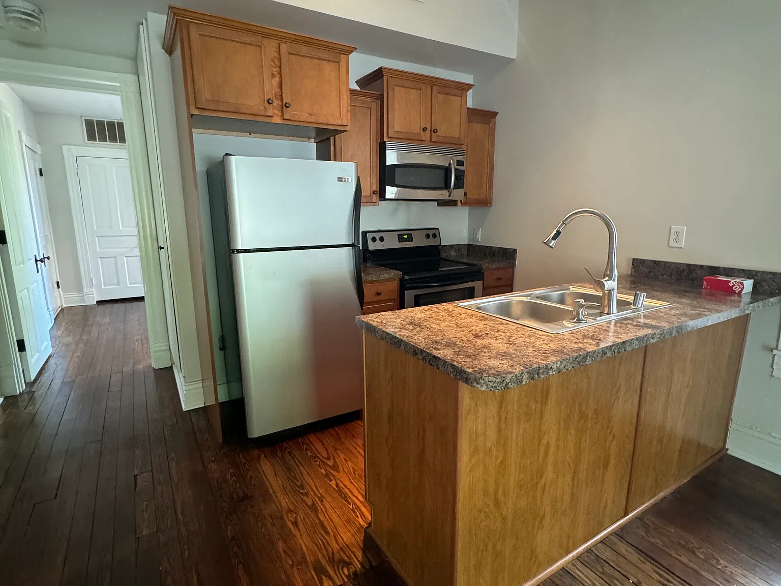 1 bed, 650 sqft, $1,200 — Photo 3
