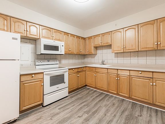 3rd image of 7420 N Winchester Ave APT 1A