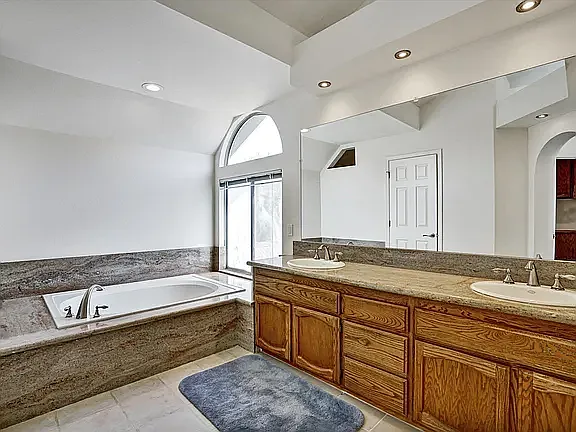 3 bed, 2.5 bath, 1902 sqft, $2,950 — Photo 3