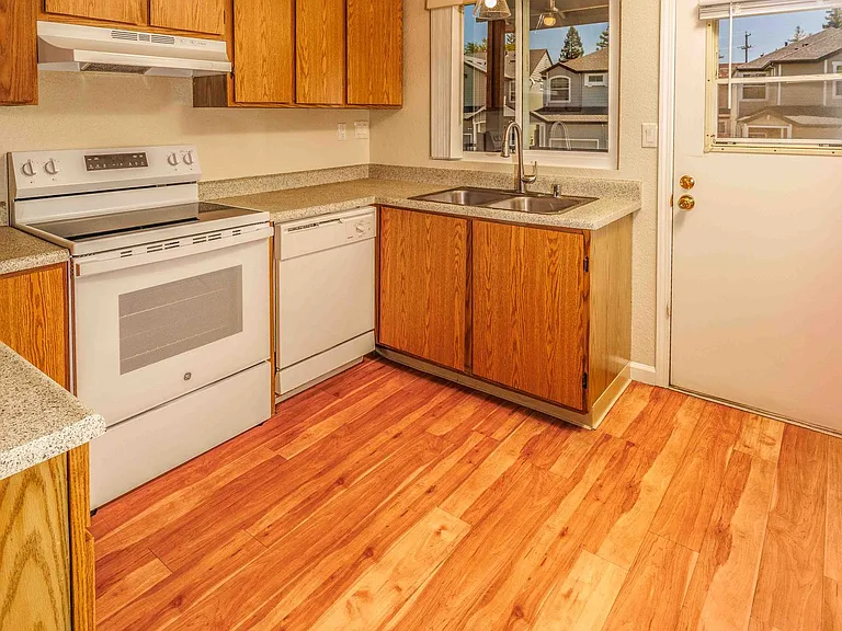 Creekside Village Apartments — Photo 9