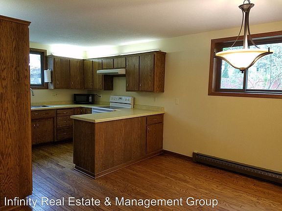 3rd image of 3027 Crescent Ln NW