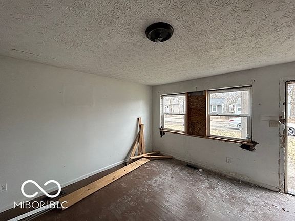3rd image of 2912 N Gladstone Ave