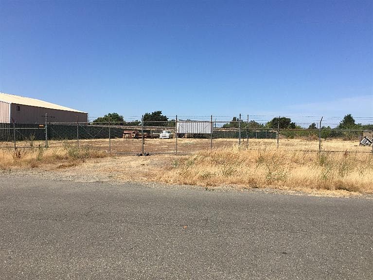 2nd image of 5595 Chestnut Rd