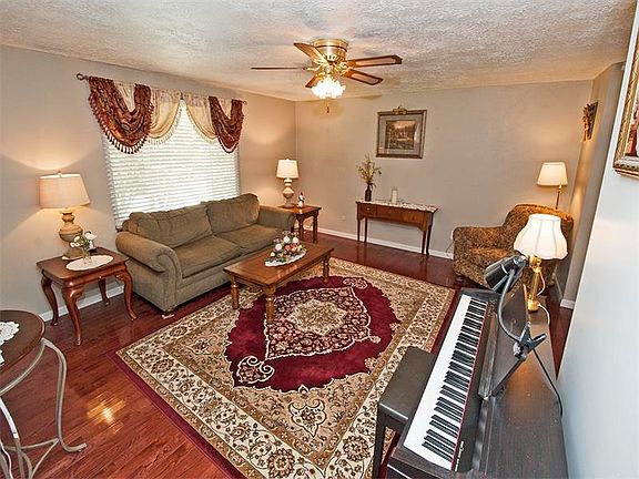 3rd image of 739 Skyview Dr