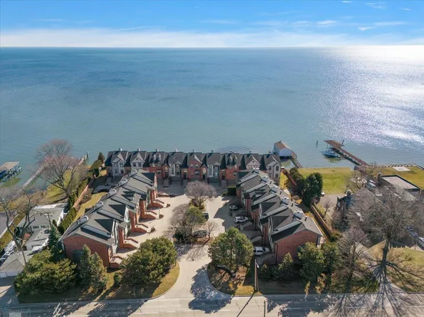 29146 Jefferson Ct, Saint Clair Shores, MI 48081