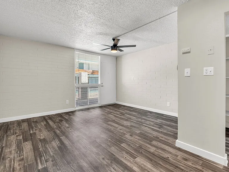 Elton Studio Suites — Photo 31