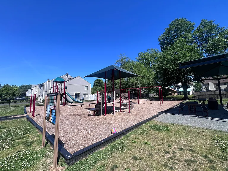 228 Windsor Ave — Photo 35
