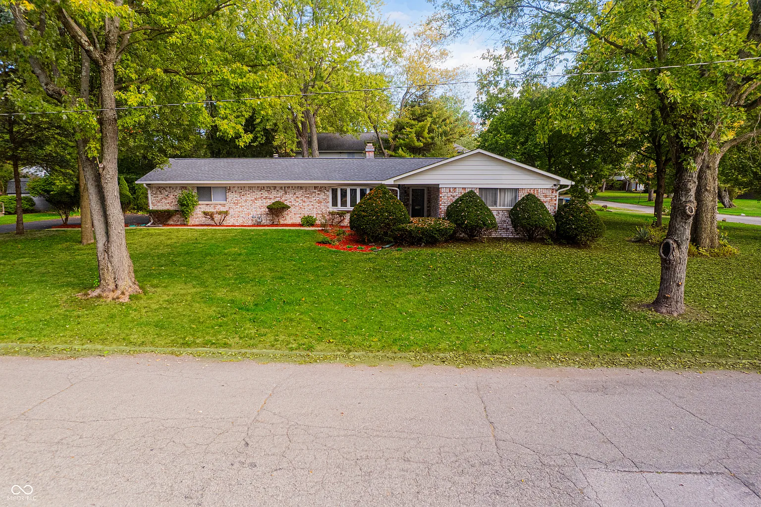 1146 Fairway Dr photo 1