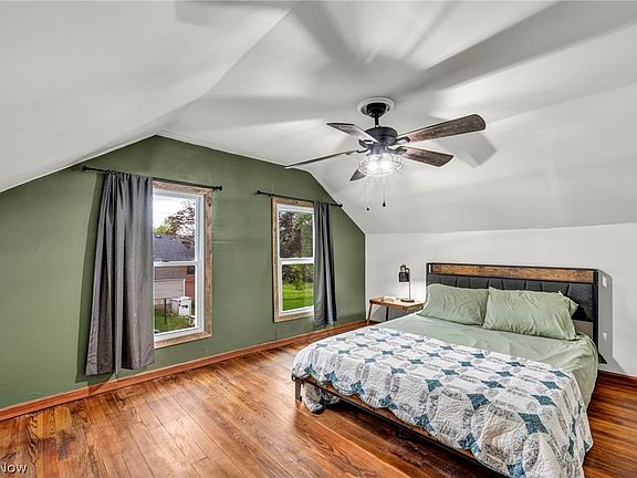 33rd image of 262 E Walnut St