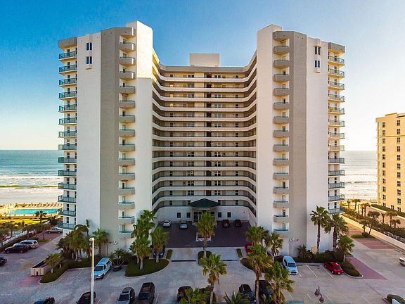 Located right on Atlantic Ave, convenient to shopping entertainment and the Daytona Beach Airport is only 5 miles away