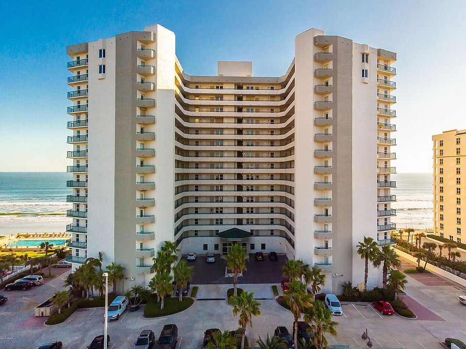 Located right on Atlantic Ave, convenient to shopping entertainment and the Daytona Beach Airport is only 5 miles away