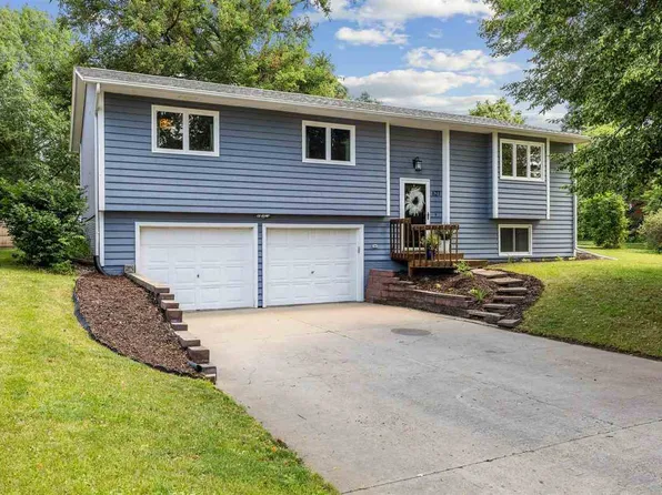 627 Holiday Rd, Coralville, IA 52241