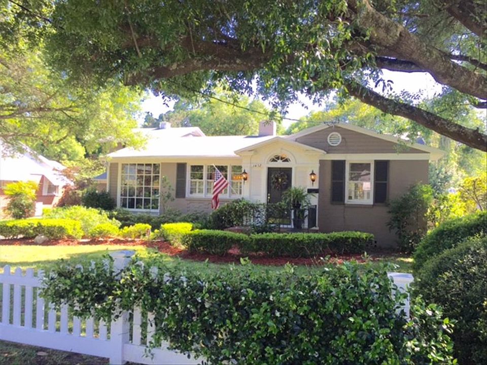 Great Curb Appeal!
