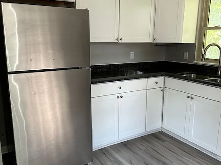 1326 N Woodburn Ave — Photo 5