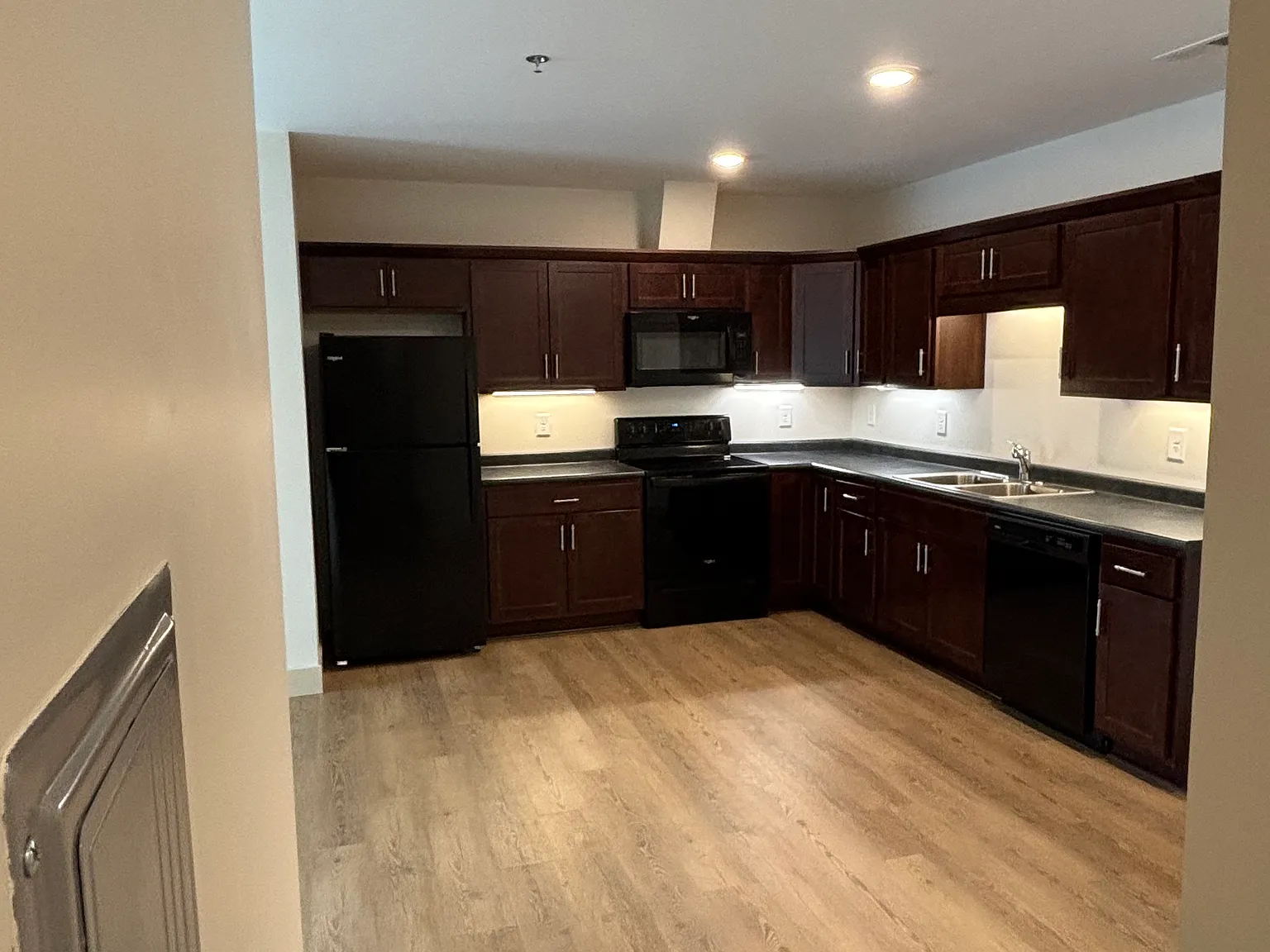 2 bed, 1.5 bath, 1000 sqft, $1,200 — Photo 3