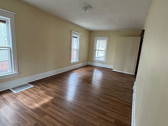3rd image of 949 Grant Ave
