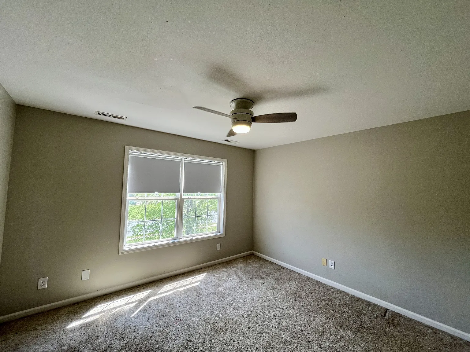 4 bed, 3041 sqft, $2,400 — Photo 3