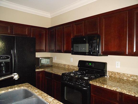 Gas Stove/Oven Granite Slab Upgraded Counter Tops with Lots 
