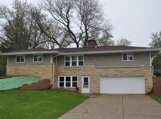 N77W14930 Wood View Dr, Menomonee Falls, WI 53051