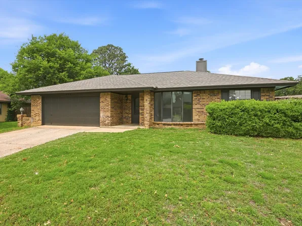 408 Christine Ct, Euless, TX 76039