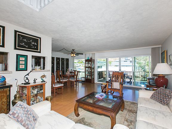 Lrg cool living area faces N