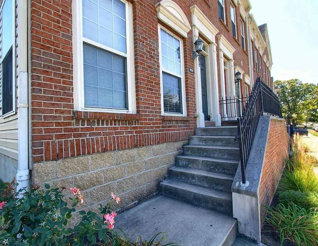 1434 Laurel Park Dr — Photo 2