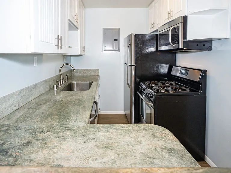 855 Emerald St #B — Photo 8