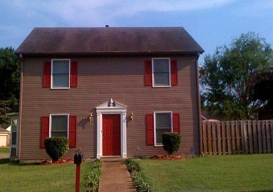 Lovely 3 Bedroom, 2.5 Bedroom Home on a corner lot in a quiet lake community