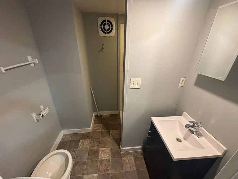 833 W Pine St — Photo 5
