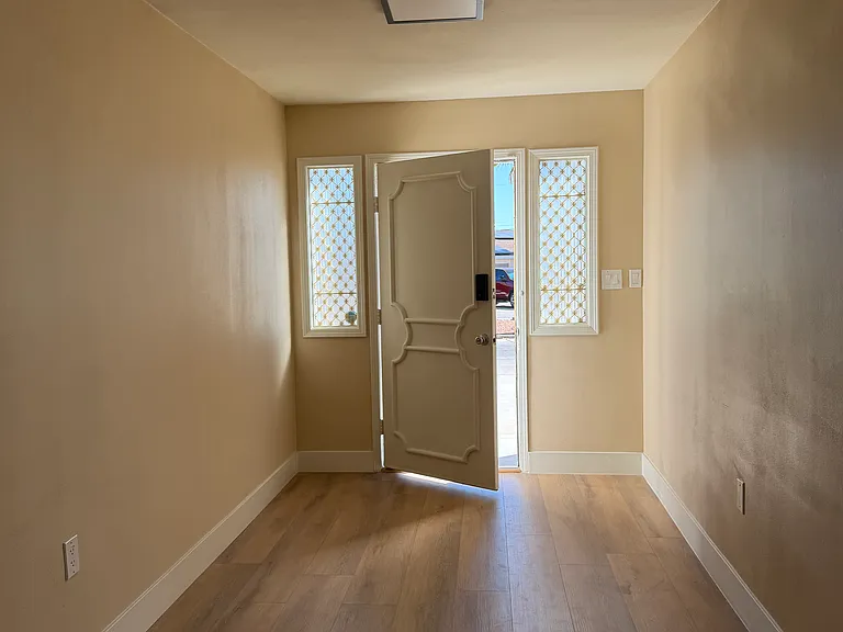 7477 Ullom Dr — Photo 2