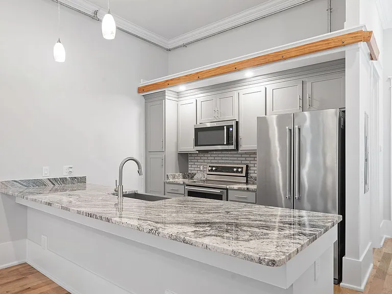 Madison St - 638 (x8) — Photo 7