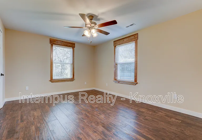 605 Booth St — Photo 13