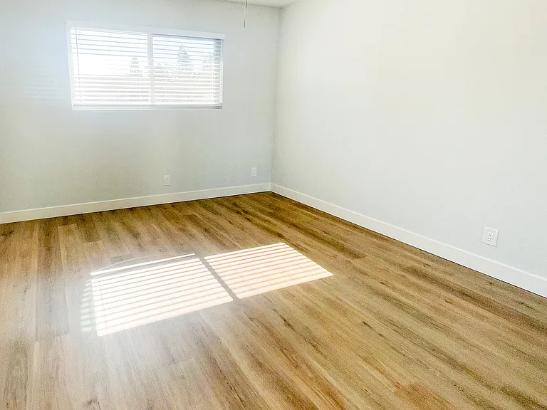 129 Redwood Ave — Photo 2