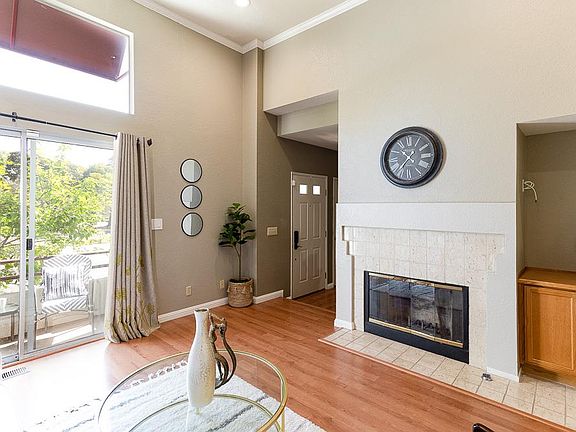 3rd image of 3 E Court Ln