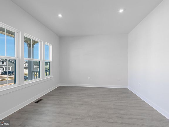 3rd image of 381 Greenstead Dr