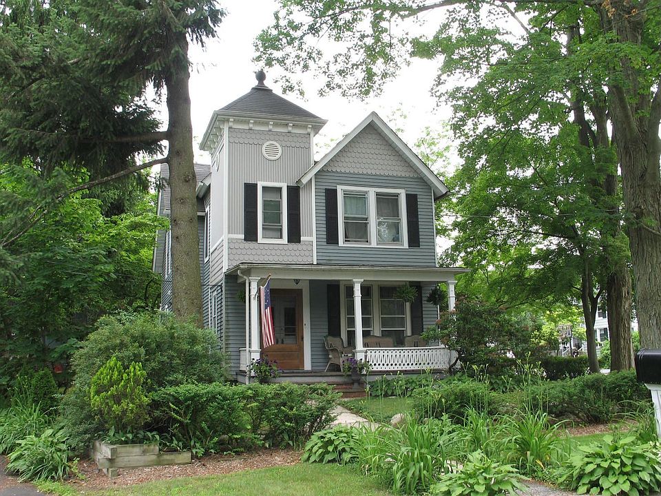 Sitting pretty, front porch colonial