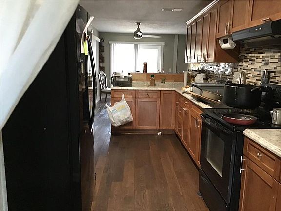 4th image of 105 Enterprise St