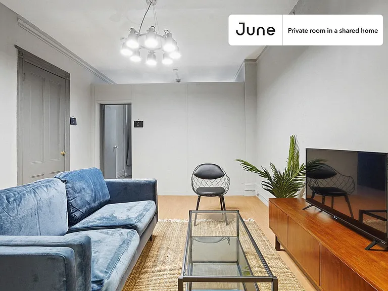 336 W 47th St #2D — Photo 3