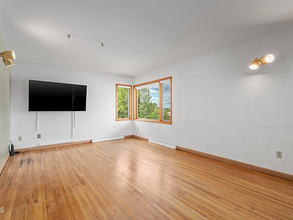 4th image of 806 Tower Pl NE