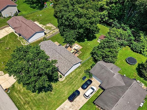 3rd image of 802 Barbara Pl