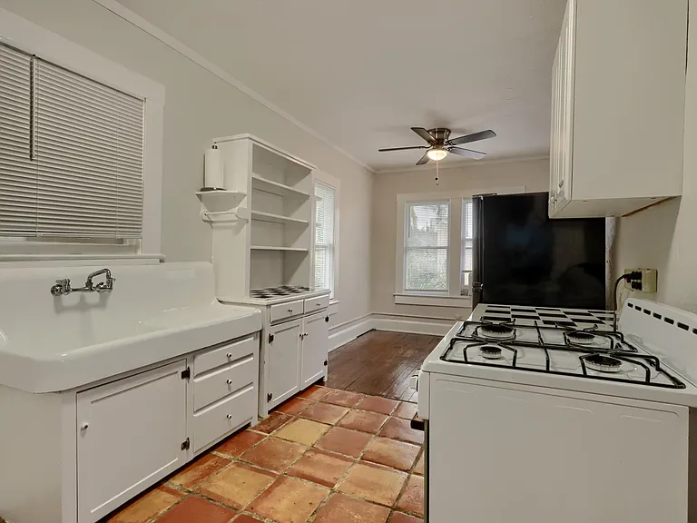 711 Penn St #B — Photo 7
