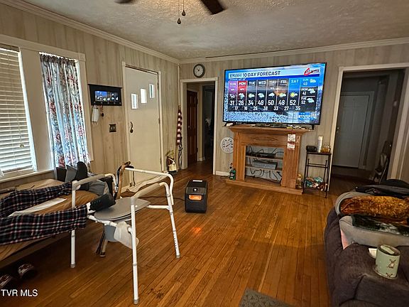 5th image of 229 Burnette St