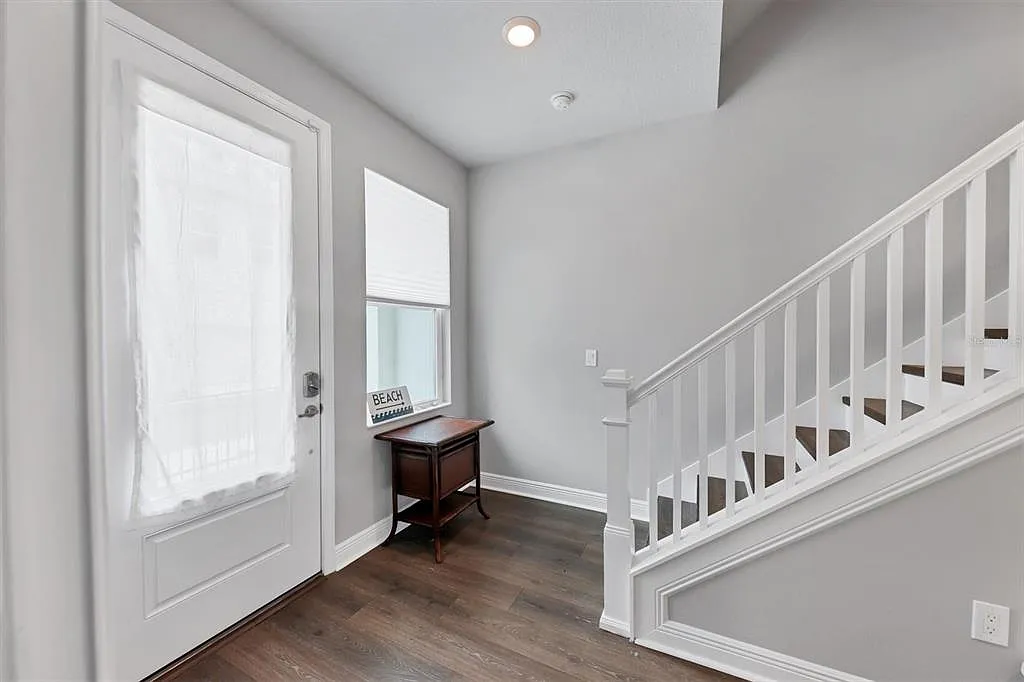 3 bed, 3.5 bath, 2032 sqft, $5,500 — Photo 2